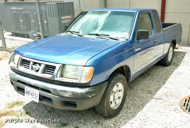 image for item DA5630 1999 Nissan Frontier SE pickup truck