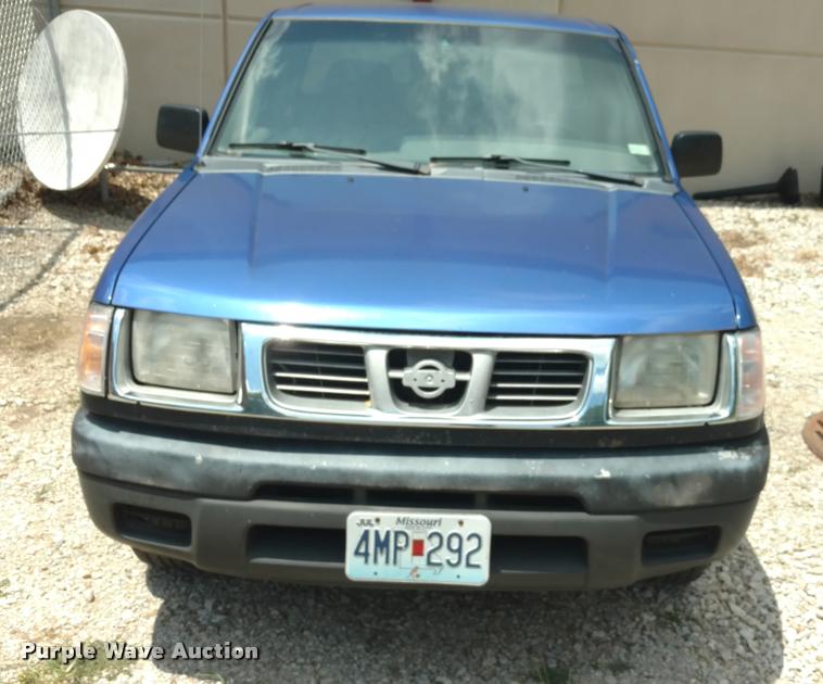 image for item DA5630 1999 Nissan Frontier SE pickup truck