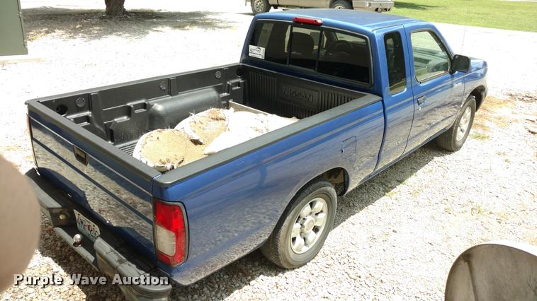 image for item DA5630 1999 Nissan Frontier SE pickup truck