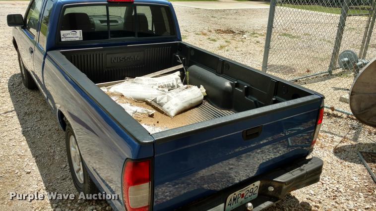 image for item DA5630 1999 Nissan Frontier SE pickup truck