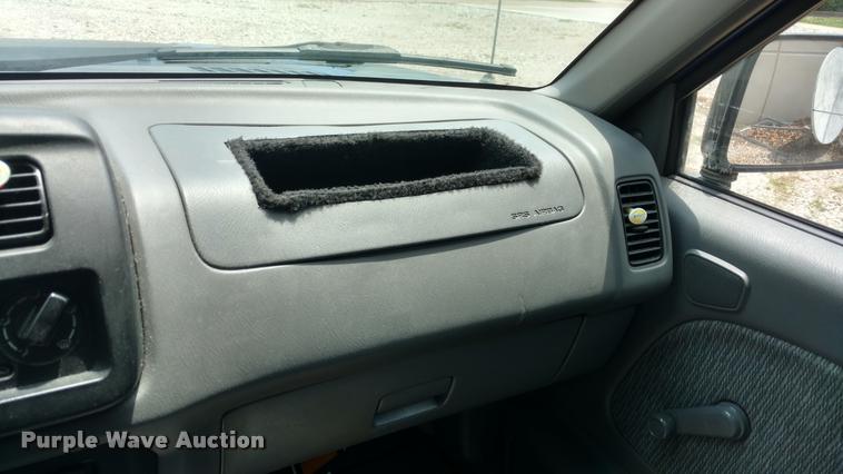 image for item DA5630 1999 Nissan Frontier SE pickup truck