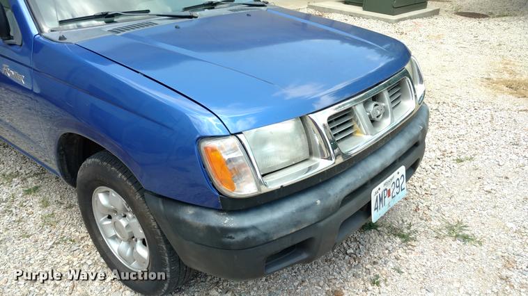 image for item DA5630 1999 Nissan Frontier SE pickup truck