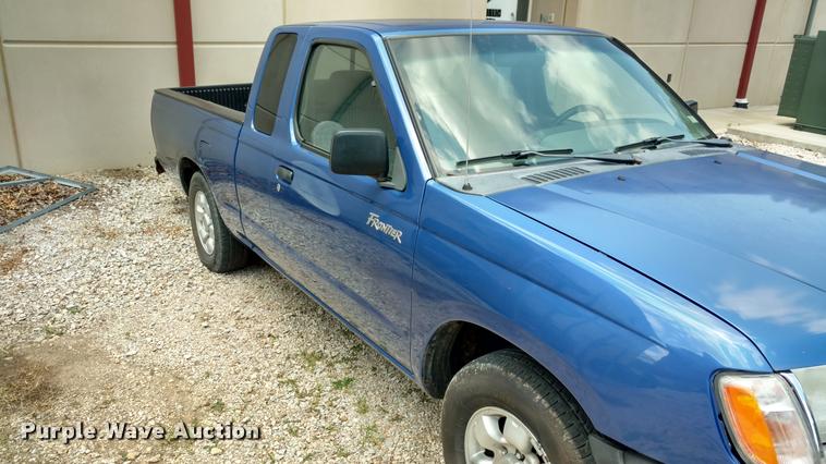 image for item DA5630 1999 Nissan Frontier SE pickup truck
