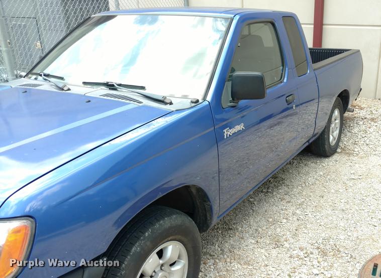 image for item DA5630 1999 Nissan Frontier SE pickup truck