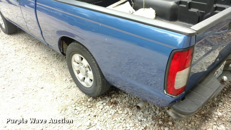 image for item DA5630 1999 Nissan Frontier SE pickup truck