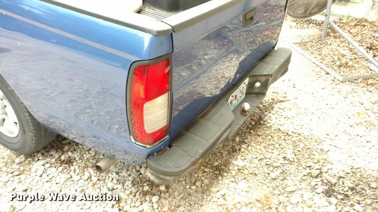 image for item DA5630 1999 Nissan Frontier SE pickup truck