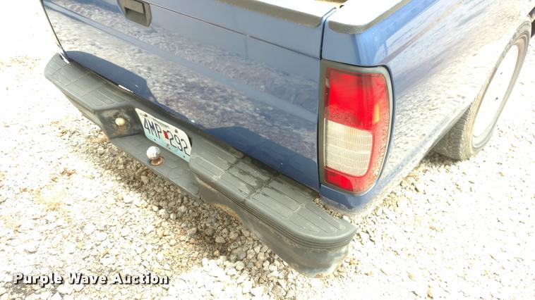 image for item DA5630 1999 Nissan Frontier SE pickup truck