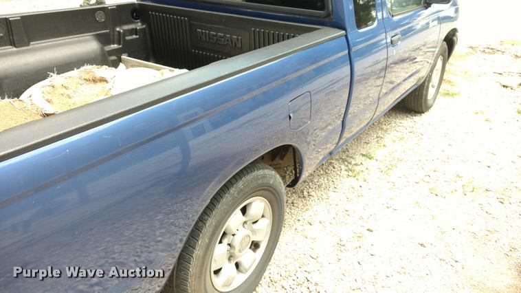 image for item DA5630 1999 Nissan Frontier SE pickup truck
