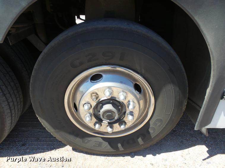 image for item DB2708 2000 MCI 102-DL3 coach bus