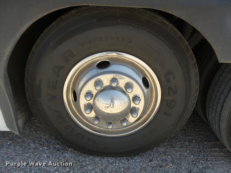 image for item DB2708 2000 MCI 102-DL3 coach bus