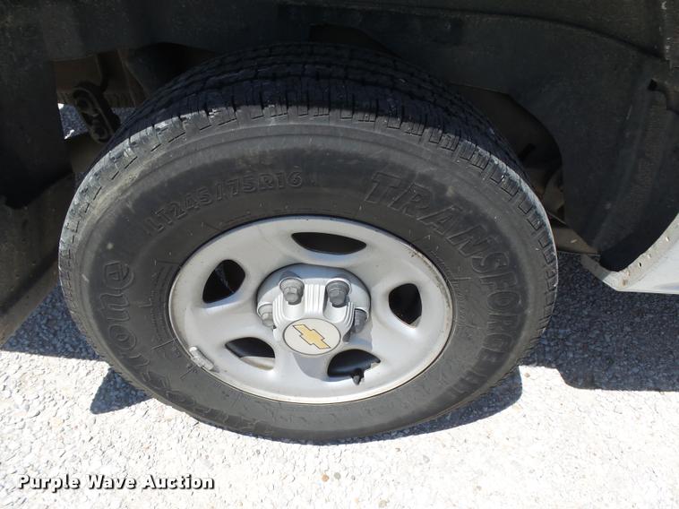 image for item DB2730 2001 Chevrolet Suburban C1500 SUV