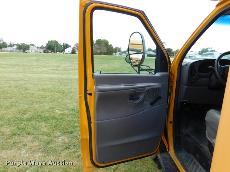 image for item DB9418 2006 Ford Econoline E450 Blue Bird school bus