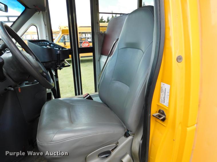image for item DB9418 2006 Ford Econoline E450 Blue Bird school bus