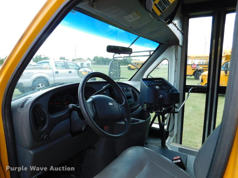image for item DB9418 2006 Ford Econoline E450 Blue Bird school bus