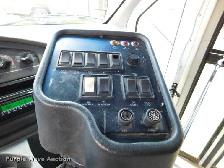 image for item DB9418 2006 Ford Econoline E450 Blue Bird school bus