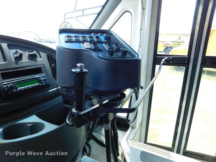 image for item DB9418 2006 Ford Econoline E450 Blue Bird school bus