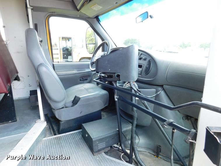 image for item DB9418 2006 Ford Econoline E450 Blue Bird school bus