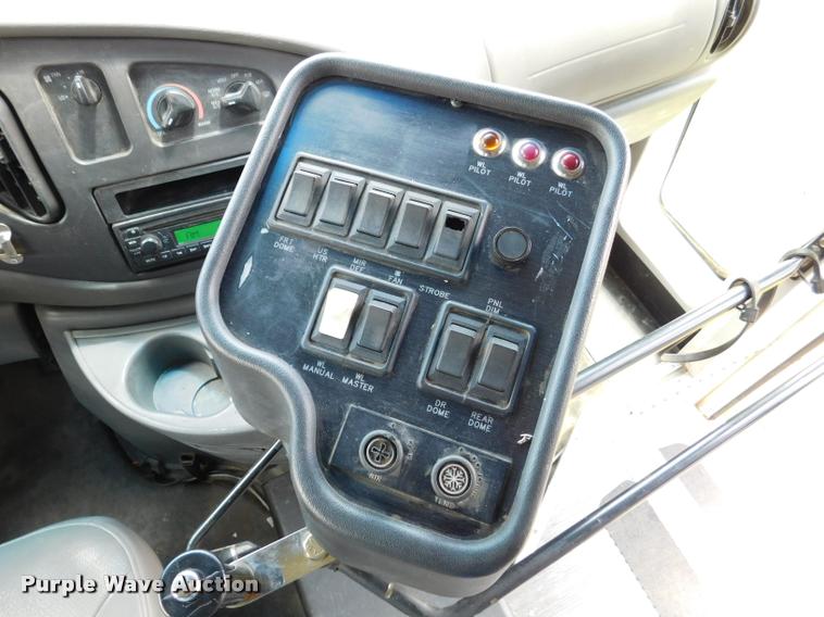 image for item DB9418 2006 Ford Econoline E450 Blue Bird school bus