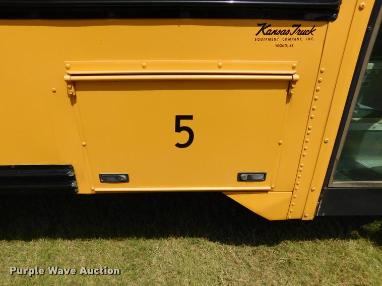 image for item DB9418 2006 Ford Econoline E450 Blue Bird school bus