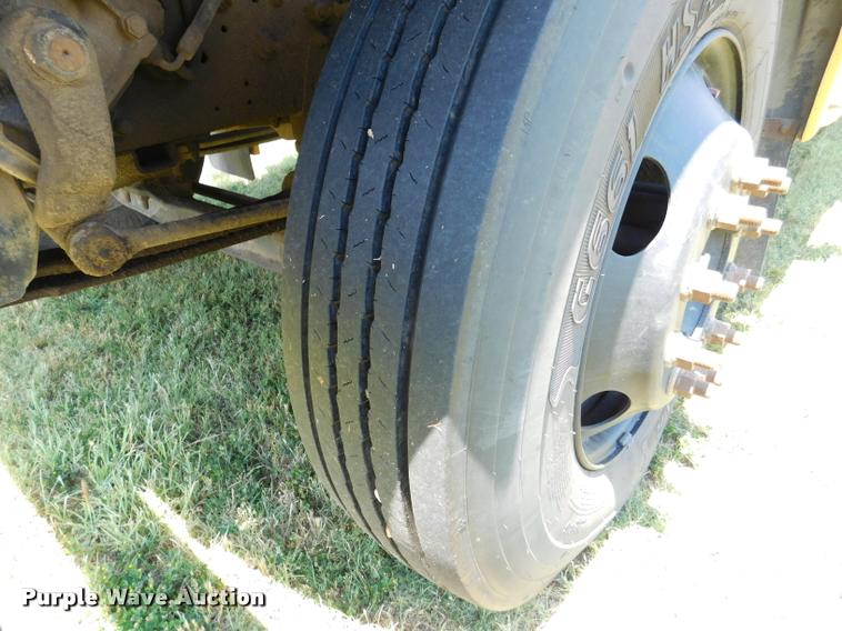 image for item DB9422 2002 Chevrolet B7 Blue Bird school bus