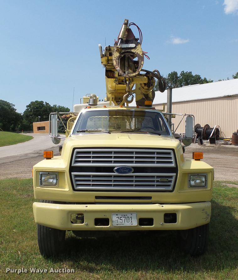 image for item DH9665 1990 Ford F800 digger derrick truck