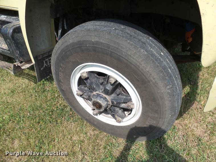 image for item DH9665 1990 Ford F800 digger derrick truck