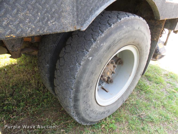 image for item DH9665 1990 Ford F800 digger derrick truck