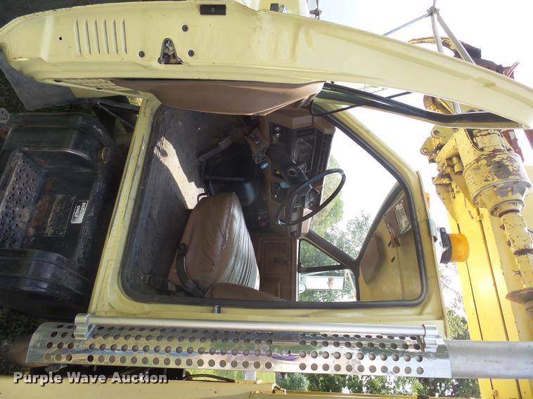 image for item DH9665 1990 Ford F800 digger derrick truck