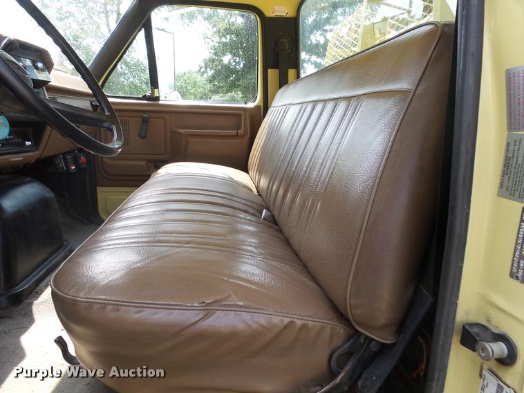 image for item DH9665 1990 Ford F800 digger derrick truck