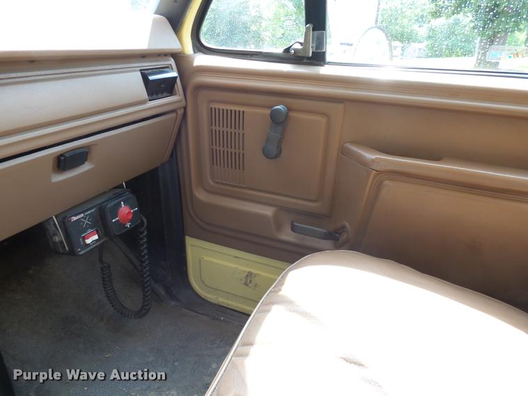 image for item DH9665 1990 Ford F800 digger derrick truck