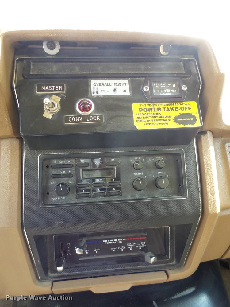 image for item DH9665 1990 Ford F800 digger derrick truck