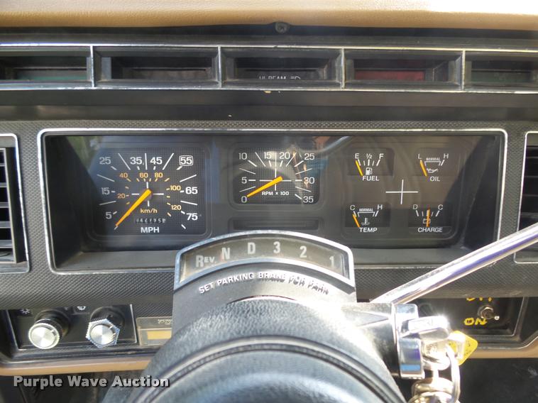 image for item DH9665 1990 Ford F800 digger derrick truck