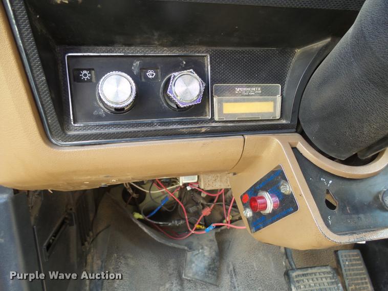 image for item DH9665 1990 Ford F800 digger derrick truck