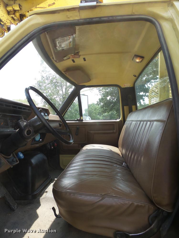 image for item DH9665 1990 Ford F800 digger derrick truck