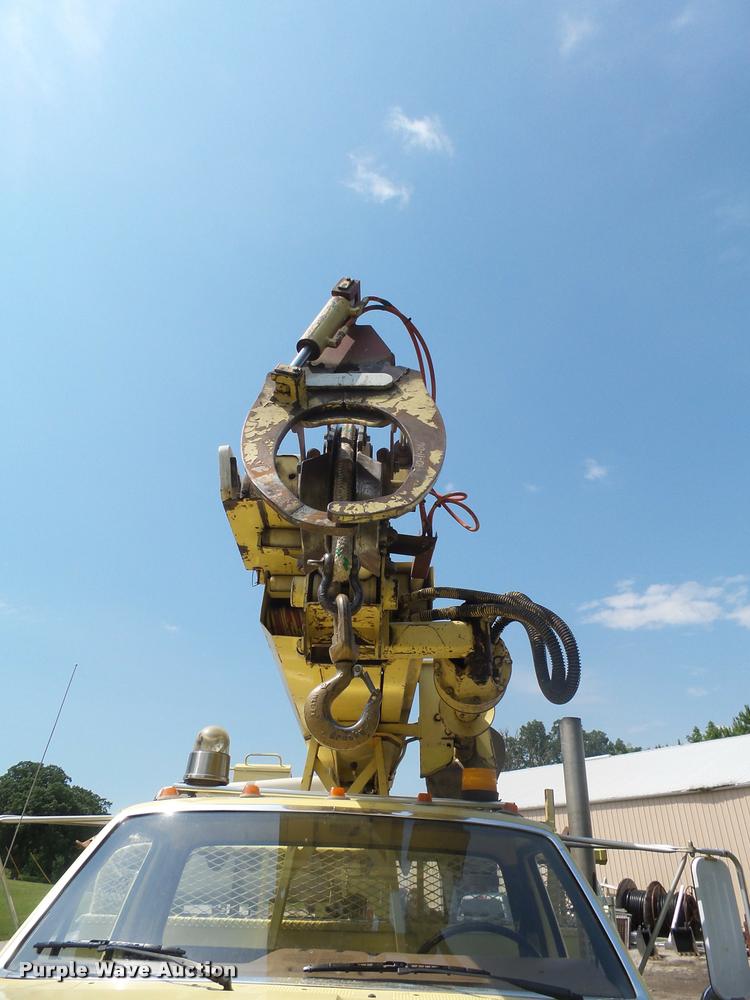 image for item DH9665 1990 Ford F800 digger derrick truck