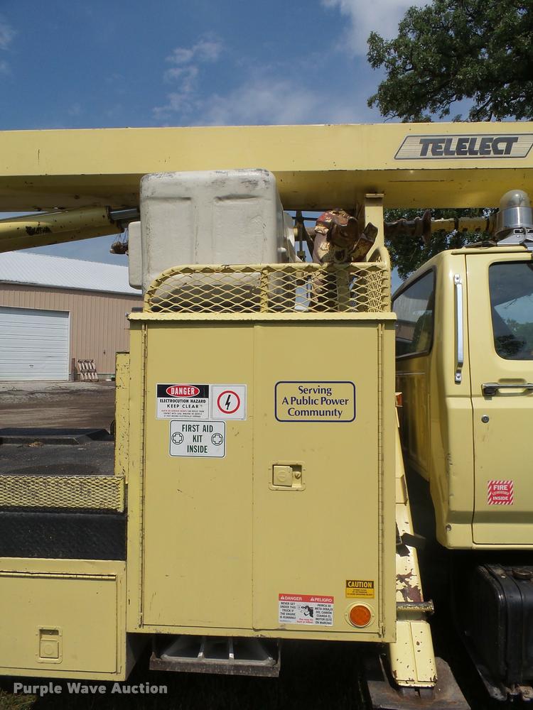 image for item DH9665 1990 Ford F800 digger derrick truck