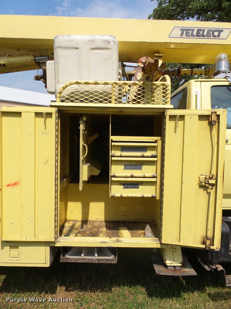 image for item DH9665 1990 Ford F800 digger derrick truck