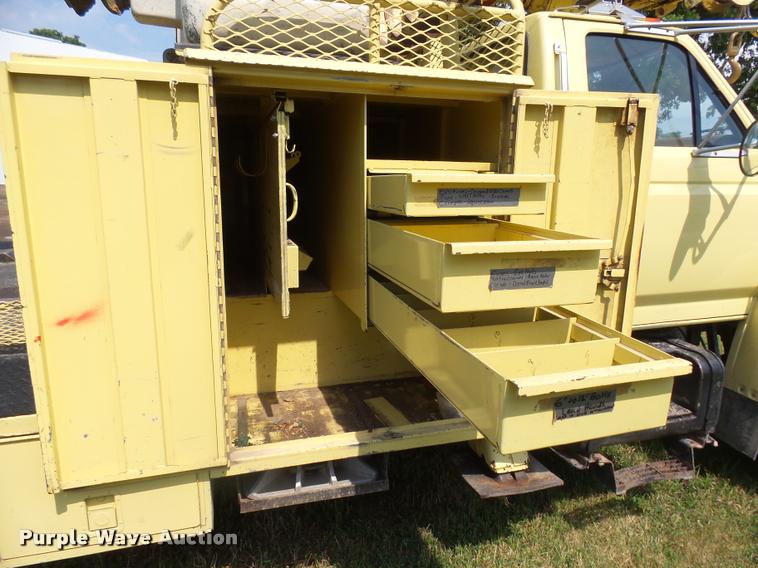 image for item DH9665 1990 Ford F800 digger derrick truck