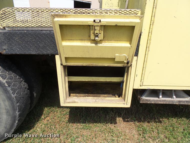 image for item DH9665 1990 Ford F800 digger derrick truck