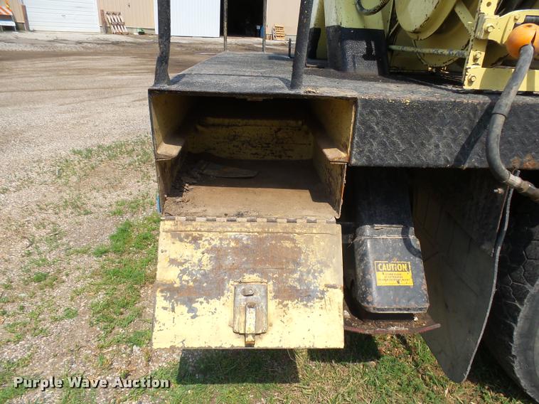 image for item DH9665 1990 Ford F800 digger derrick truck