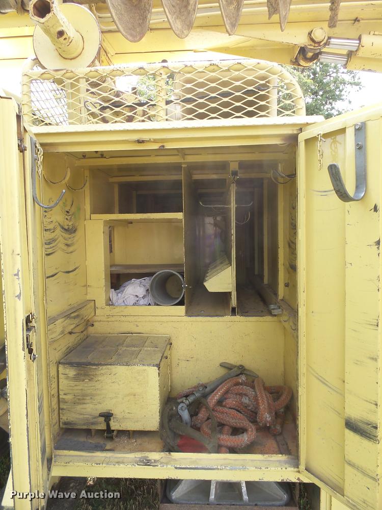 image for item DH9665 1990 Ford F800 digger derrick truck