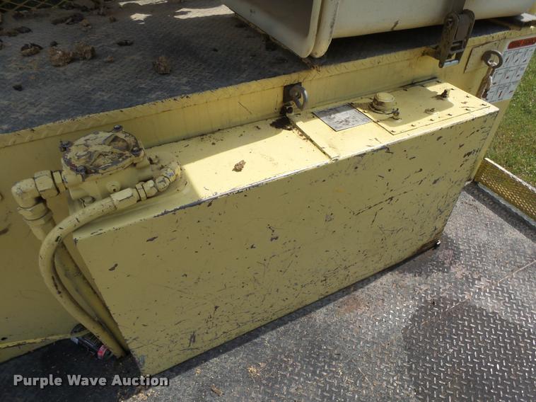 image for item DH9665 1990 Ford F800 digger derrick truck