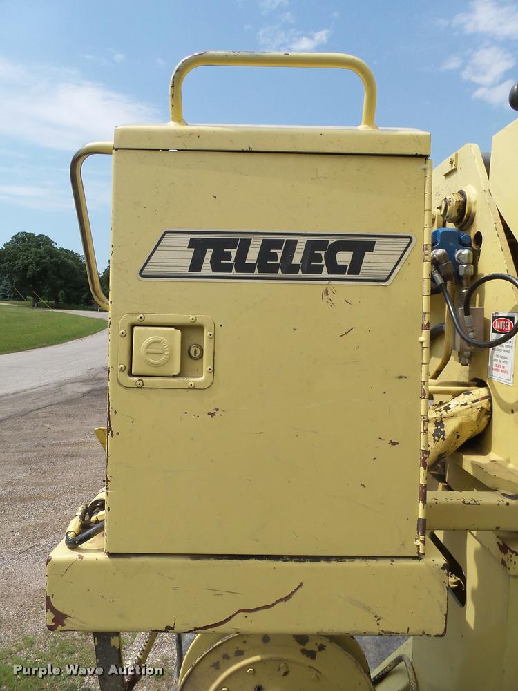 image for item DH9665 1990 Ford F800 digger derrick truck