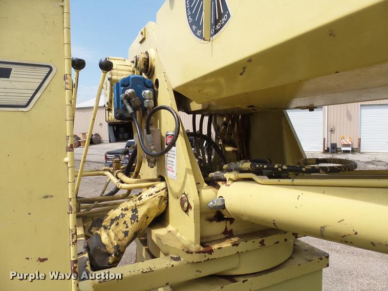 image for item DH9665 1990 Ford F800 digger derrick truck