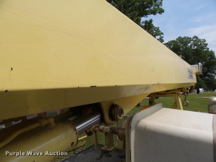 image for item DH9665 1990 Ford F800 digger derrick truck