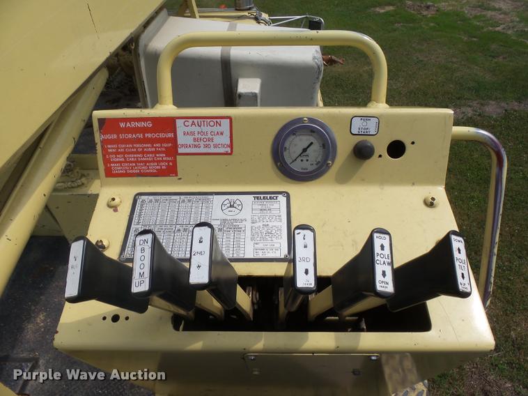 image for item DH9665 1990 Ford F800 digger derrick truck