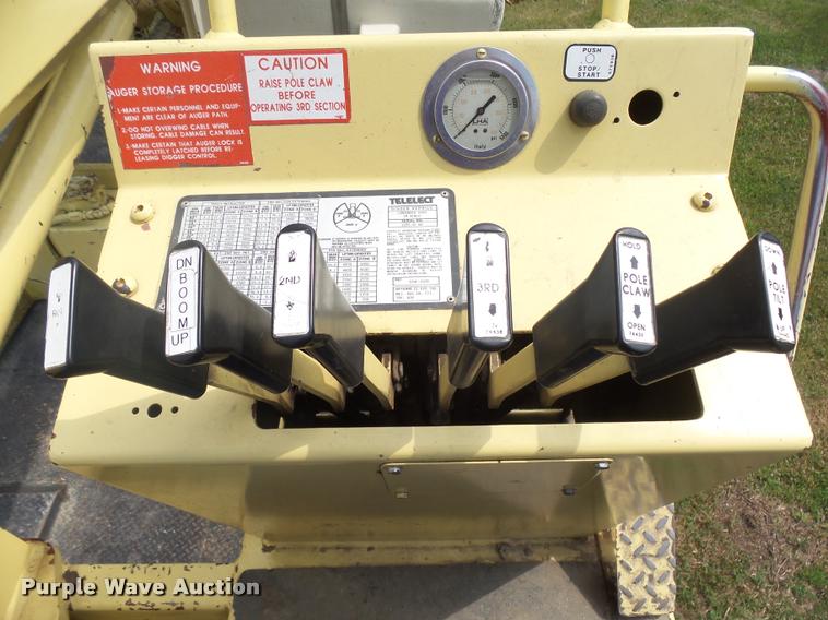 image for item DH9665 1990 Ford F800 digger derrick truck