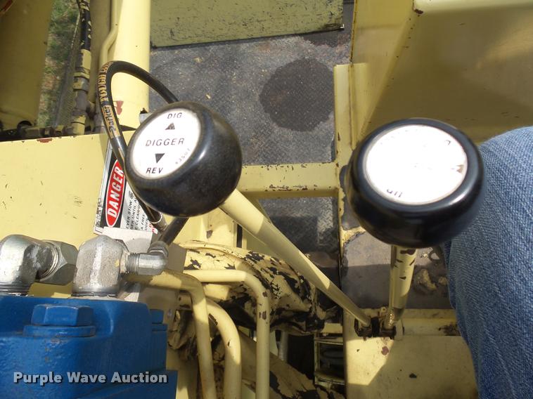 image for item DH9665 1990 Ford F800 digger derrick truck