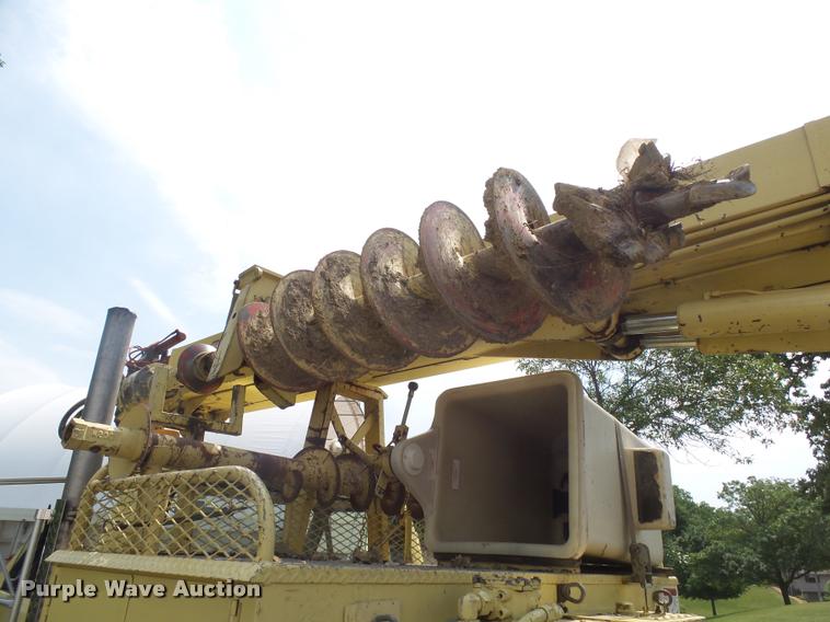 image for item DH9665 1990 Ford F800 digger derrick truck