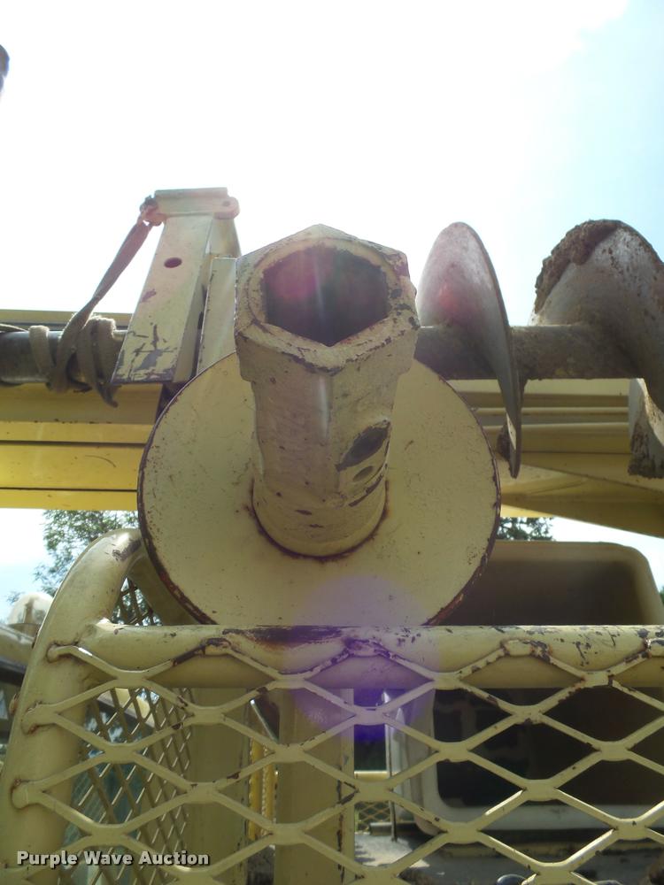 image for item DH9665 1990 Ford F800 digger derrick truck